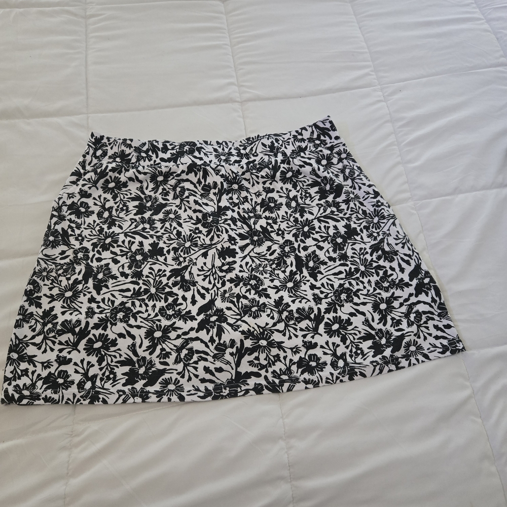 Croft & Barrow Black and White Floral Skort